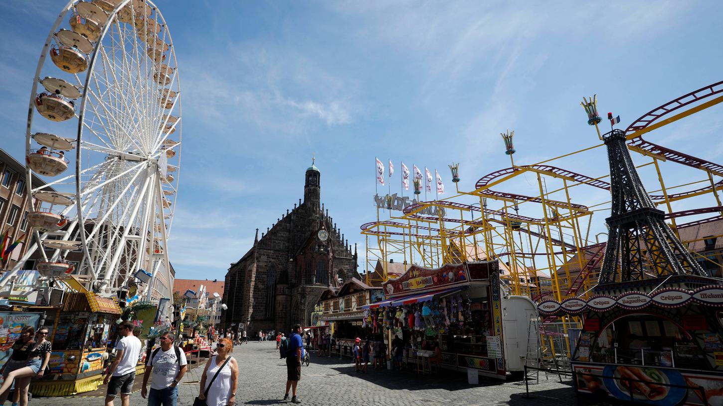 Riesenrad mitten in der Nürnberger Innenstadt: Bis Anfang September laufen die "Sommertage". Am ersten Wochenende kam es nicht zu großem Gedränge.
