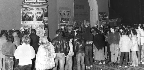 Am 5. März 1981 kam es im Nürnberger Komm, dem jetzigen Kulturzentrum K4 bzw. Künstlerhaus im KunstKulturQuartier, zu einem Ereignis, das bundesweit Schlagzeilen machte und als „Massenverhaftung“, „Komm-Massenverhaftung“ oder „Massenverhaftungen von Nürnberg“ in die Geschichte einging. Am Morgen des 6. März 1981 erfuhr die Nürnberger Bevölkerung aus dem Radio, dass es in der Nacht zu Ausschreitungen in der Innenstadt gekommen war. Die Polizei hatte das selbstverwaltete Jugendzentrum Komm umstellt und überwiegend junge Menschen festgenommen.