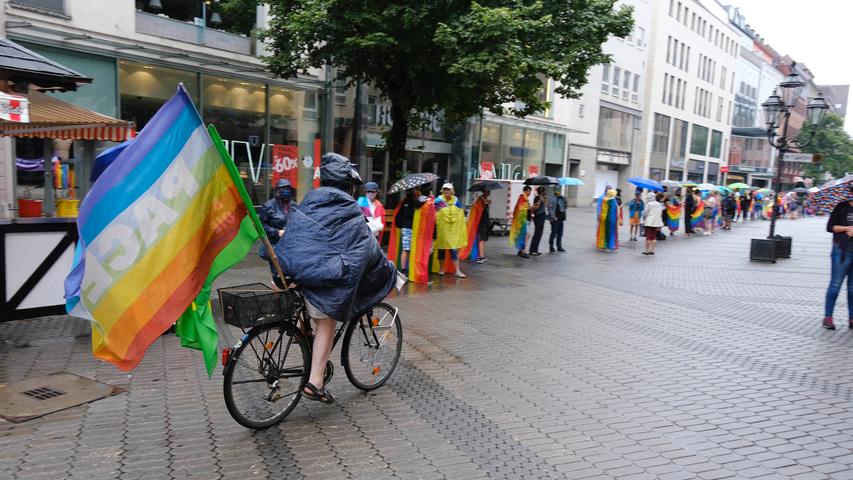 CSD light in Nürnberg: Menschenkette gegen Hass und Ausgrenzung