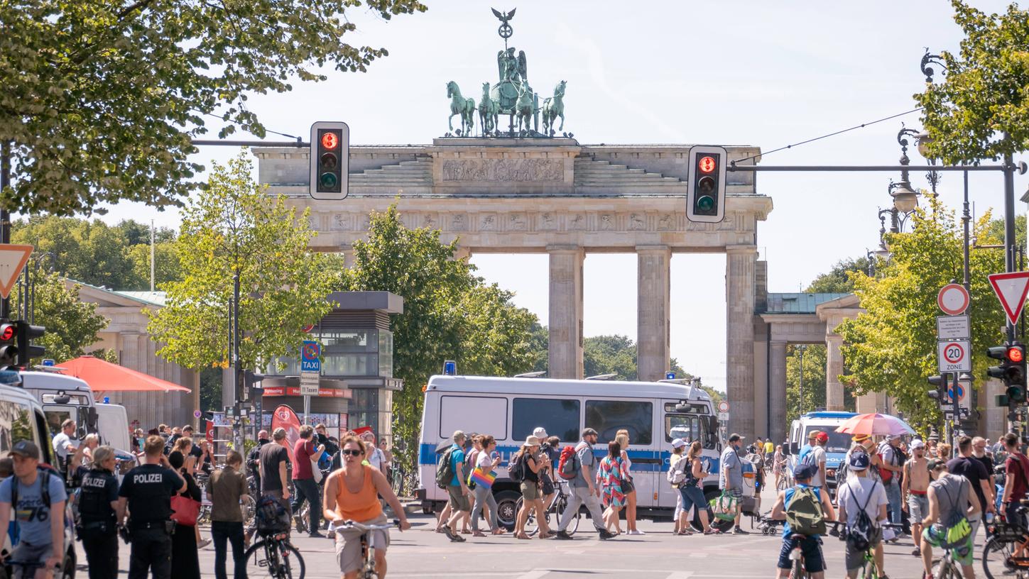 Die Demonstration in Berlin gegen die bundesweit geltenden Corona-Auflagen hat eine Debatte über das Demonstrationsrecht an sich losgetreten.
