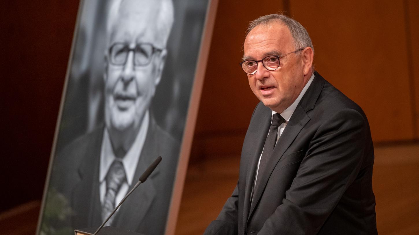 Norbert Walter-Borjans, Bundesvorsitzender der SPD, nimmt in einer Rede Abschied vom früheren SPD-Chef Hans-Jochen Vogel.