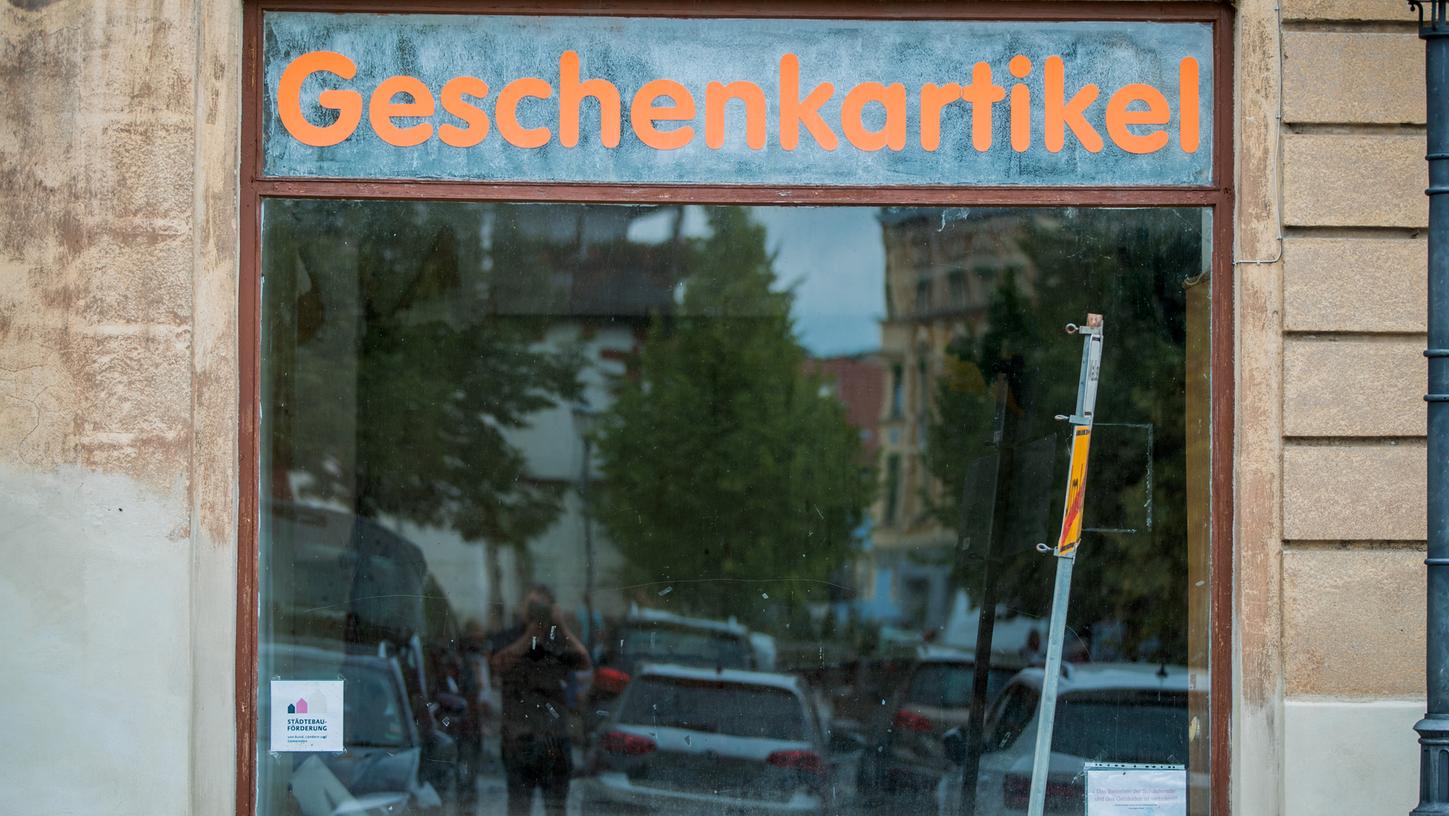 Das Schaufenster eines geschlossenen Geschäfts für Geschenkartikel: In Deutschland mussten im Zuge der Coronakrise schon viele Läden schließen. Die Bundesregierung will nun gegensteuern.
