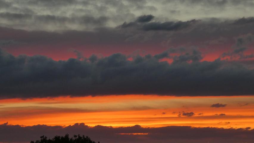 Querstreifen in schönsten Farbschattierungen: So sah der Himmel dieser Tage über Büchenbach (Roth) aus.