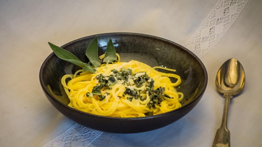 In der Kulinarik-Serie des Freilandmuseums finden sich alte und erneuerte Rezepte mit Zutaten aus Franken und kulturhistorischem Hintergrund. Zum Beispiel eine Salbeisoße zu Spaghetti.