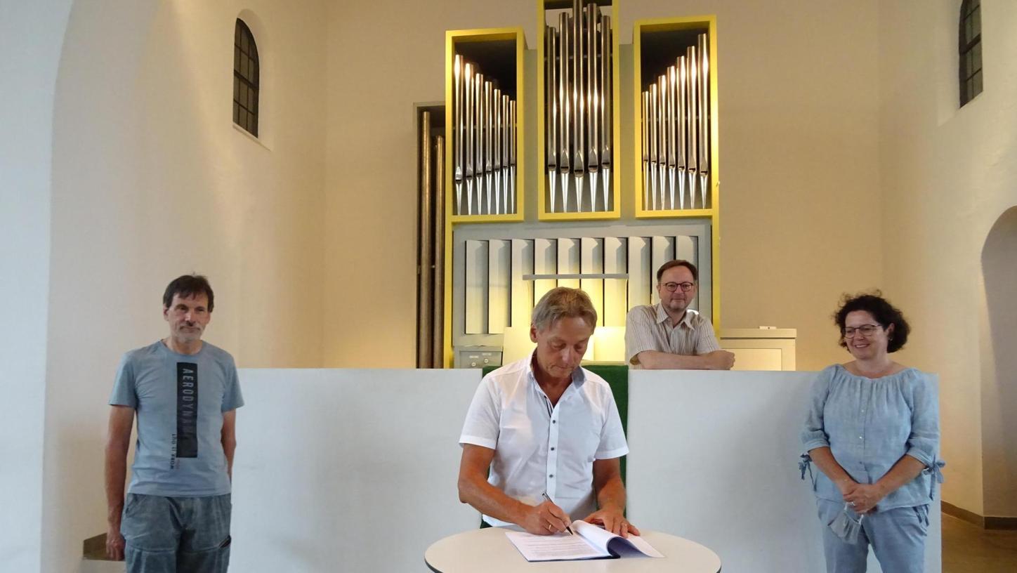 Unterschrift besiegelt den Orgel-Neubau