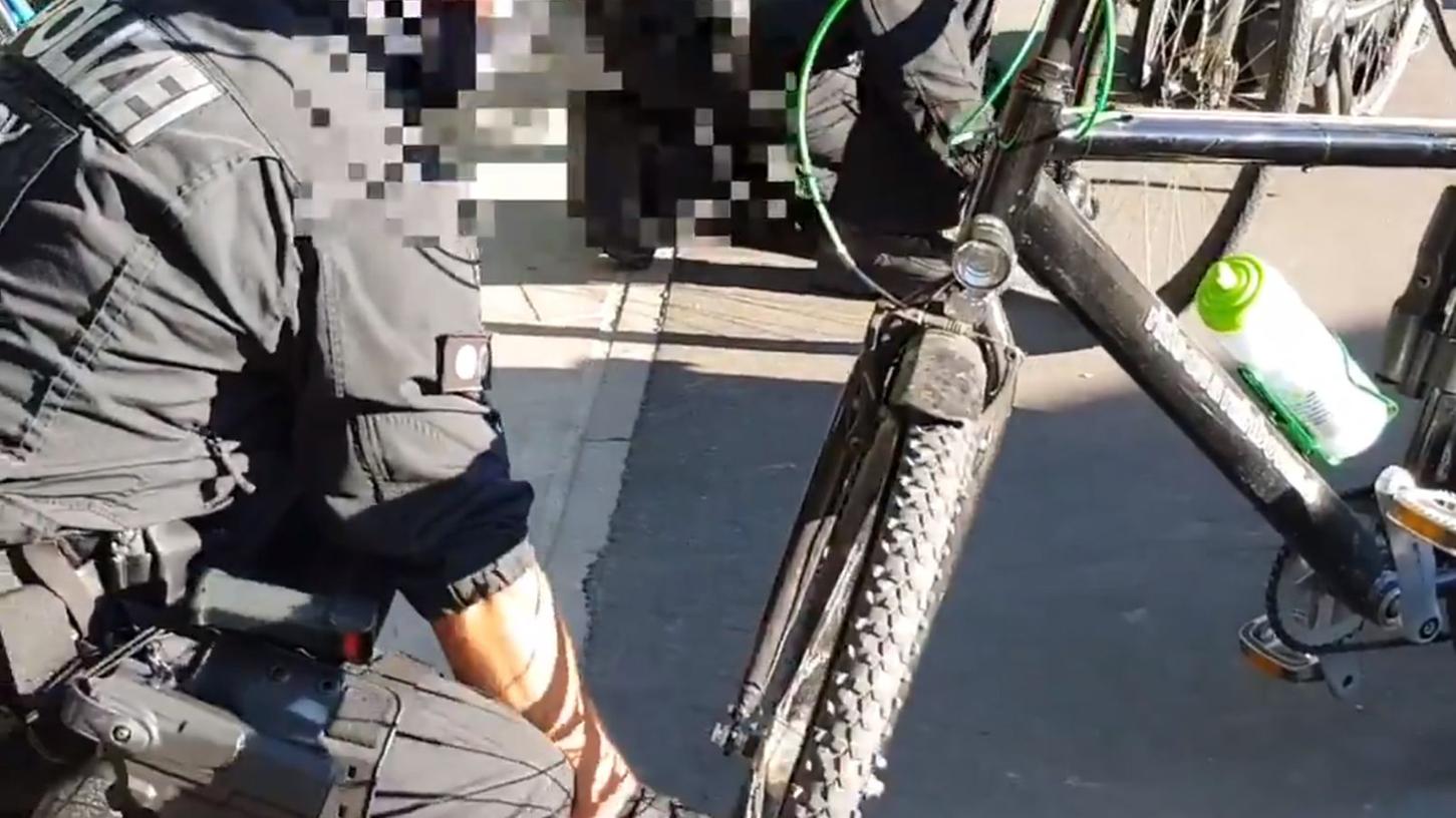 Das Bild, auf dem ein Polizeibeamter Luft aus einem Fahrrad lässt, teilte ein Teilnehmer der Critical Mass auf Twitter.