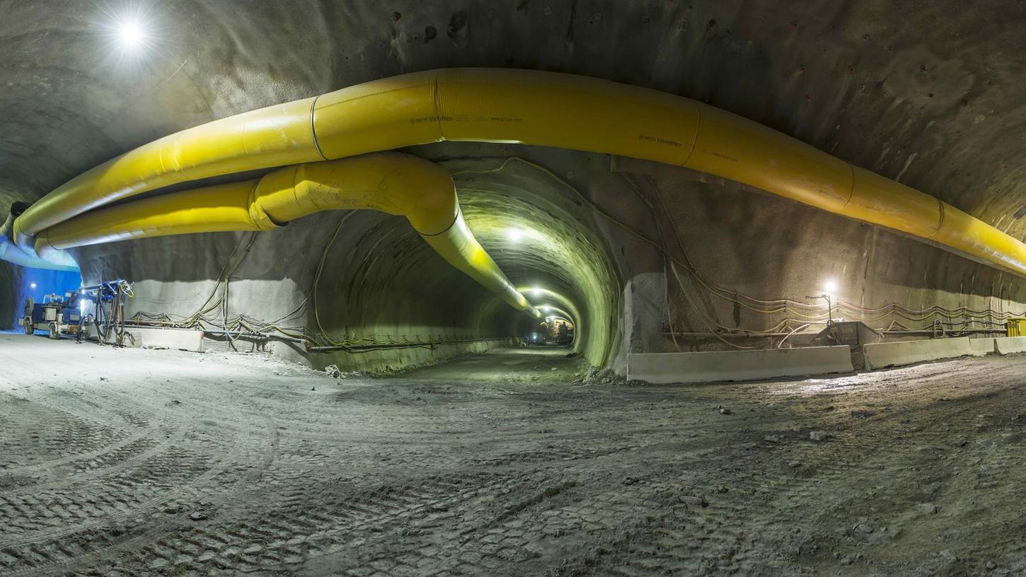 Hier am sogenannten Ahrental-Tunnel, einem Zufahrtsweg bei Innsbruck, bohren sich österreichische Mineure im Untergrund durch das Gestein.