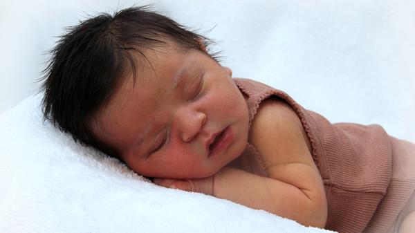 Die kleine Una kam am 31. Juli im St. Theresien-Krankenhaus zur Welt. Bei der Geburt war sie 53 Zentimeter groß und 3760 Gramm schwer.