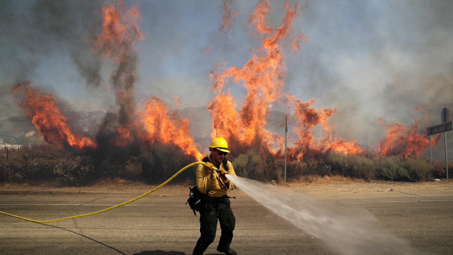 Ein Feuerwehrmann im Kampf gegen die Flammen im kalifornischen Santa Clarita.