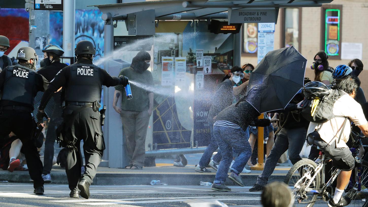 Pfefferspray-Einsatz bei einer Demonstration gegen Polizeigewalt in Seattle: Amnesty International berichtet über "unverhältnismäßige und oft exzessive Gewalt" in 40 US-Bundesstaaten.