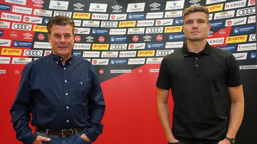 Zuhauf ist im Corona-Jahr 2020 davon zu hören, dass jede Krise eine Chance sein könne. Das gilt für diese verfluchte Pandemie, aber auch für die sportliche Talfahrt des FCN gleichermaßen. Nürnbergs Lieblingsverein startet den Neuaufbau im Sommer auf seinen wichtigsten Positionen: Als Sportvorstand löst Ex-Club-Coach Dieter Hecking Robert Palikuca ab und installiert Robert Klauß, zuvor Co-Trainer bei RB Leipzig, als Coach. Ob das ein Glücksmoment ist, wird sich zeigen. Sicher ist aber: Der alte Hase und der junge Rookie nähren die Hoffnung auf erfolgreichen Tempofußball, auf das Anknüpfen an frühere, bessere Zeiten, auf mehr Stabilität beim leider so instabilen FCN - auf Erfolg eben.
Zuhauf ist im Corona-Jahr 2020 davon zu hören, dass jede Krise eine Chance sein könne. Das gilt für diese verfluchte Pandemie, aber auch für die sportliche Talfahrt des FCN gleichermaßen. Nürnbergs Lieblingsverein startet den Neuaufbau im Sommer auf seinen wichtigsten Positionen: Als Sportvorstand löst Ex-Club-Coach Dieter Hecking Robert Palikuca ab und installiert Robert Klauß, zuvor Co-Trainer bei RB Leipzig, als Coach. Ob das ein Glücksmoment ist, wird sich zeigen. Sicher ist aber: Der alte Hase und der junge Rookie nähren die Hoffnung auf erfolgreichen Tempofußball, auf das Anknüpfen an frühere, bessere Zeiten, auf mehr Stabilität beim leider so instabilen FCN - auf Erfolg eben.