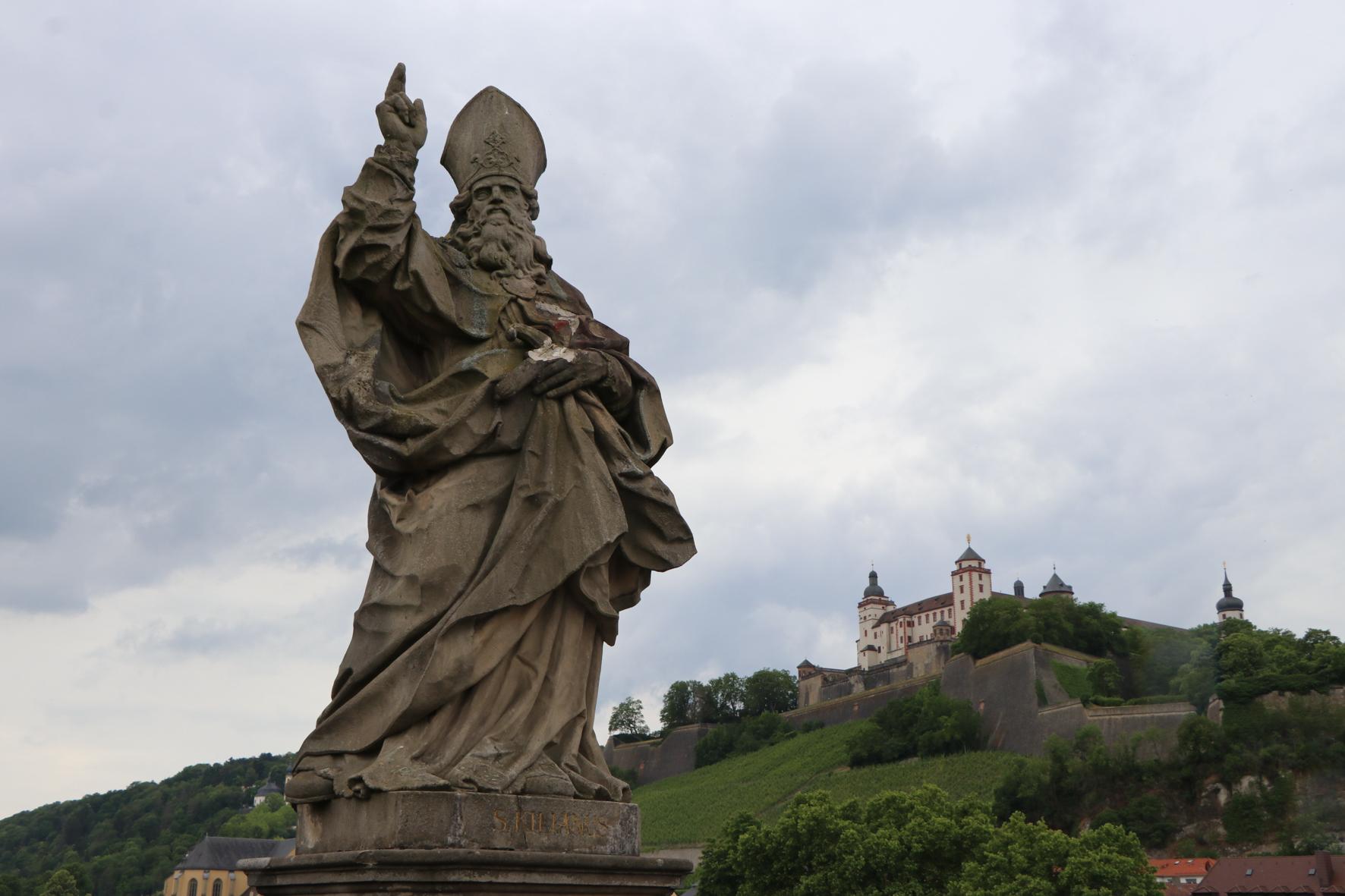 Vandalen beschädigen Würzburger Brückenheilige