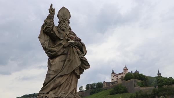 Vandalen beschädigen Würzburger Brückenheilige