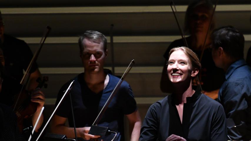Auch mit den Wiener Philharmonikern - hier bei "Cosi fan tutte" in Salzburg - wird Joana Mallwitz bald wieder auftreten. Auch mit den Wiener Philharmonikern - hier bei "Cosi fan tutte" in Salzburg - wird Joana Mallwitz bald wieder auftreten.