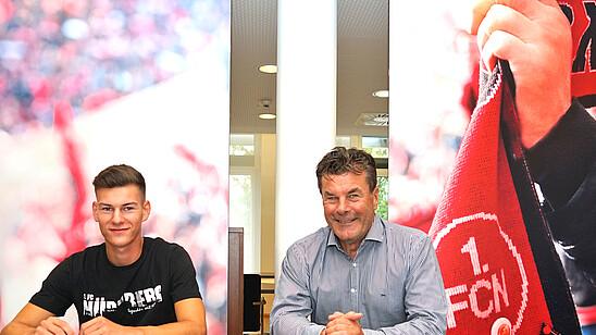 Neuer Club-Spieler und neuer Sportvorstand: Tom Krauß wird von Dieter Hecking am Neuen Zabo begrüßt.