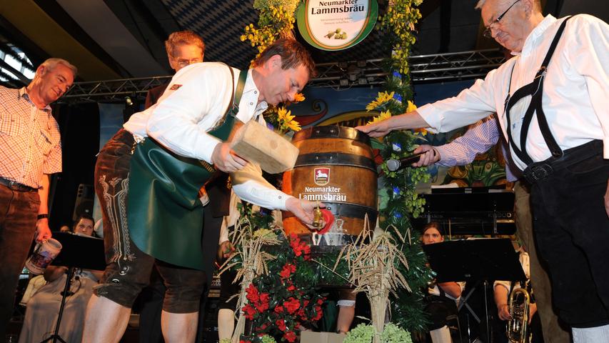 Oberbürgermeister Thomas Thumann hat es nach sechs Jahren Amtszeit fast perfekt drauf: Mit nur zwei Schlägen und lediglich einem winzigen Spritzer Bier, der daneben ging, eröffnet er das Jura-Volksfest 2011 und gibt damit auch eine Bewerbung für die OB-Wahl im folgenden September ab.