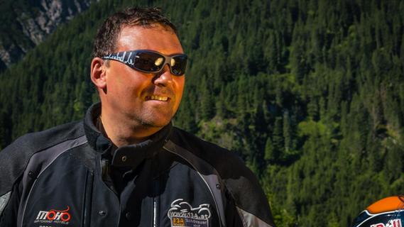 Kai-Uwe Bürskens betreibt im Lechtal das Bikerhotel Schönauer Hof - er ist wie kaum ein anderer der Experte für alle Belange rund ums Motorradfahren im Tal und in der Region.
Kai-Uwe Bürskens betreibt im Lechtal das Bikerhotel Schönauer Hof - er ist wie kaum ein anderer der Experte für alle Belange rund ums Motorradfahren im Tal und in der Region.