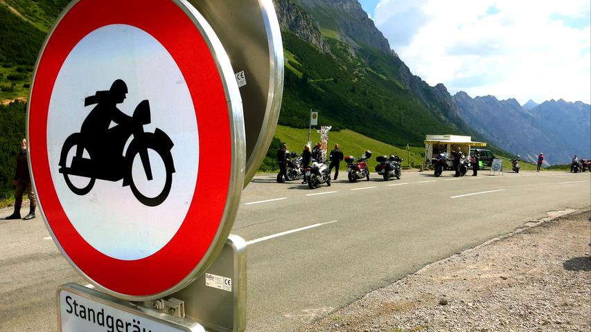 Fahrverbot für laute Motorräder. Schilder wie dieses weisen Motorradfahrer auf eine umsichtige Fahrweise hin. Sie stehen hier überall an den Straßen.