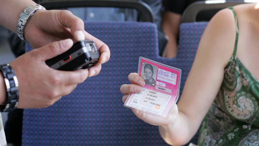 Bisher konnten Kunden der Deutschen Bahn ihre Fahrkarte am Automaten, am Schalter, online oder beim Reisebegleiter im Zug kaufen. Ab Januar 2022 wird der Ticketverkauf im Zug eingestellt. Fahrkarten müssen damit vor Antritt der Fahrt gelöst werden. 