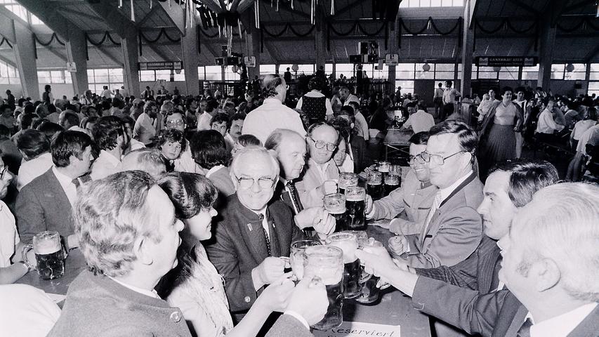 Im Jahr 1983 feiern die Neumarkter ihr Volksfest erstmals in der damals nagelneuen Jurahalle.