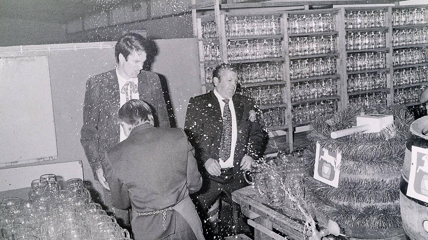 Der Neumarkter OB Kurt Romstöck geht beim Anstich zum Volksfest 1978 in Deckung. Er hatte etwas zu wuchtig auf den Hahn geschlagen.