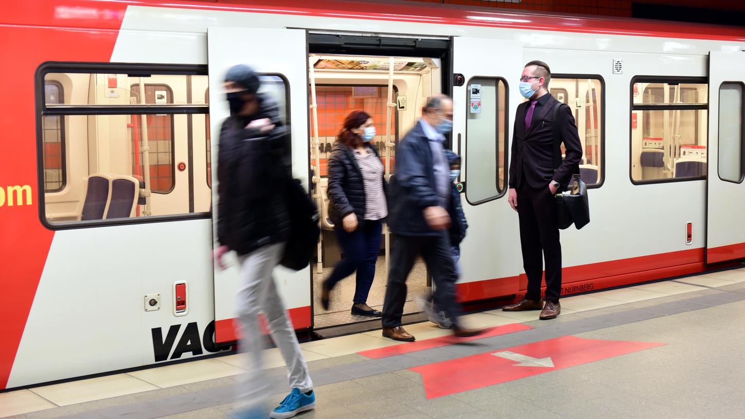 Mehrere Bundesländer möchten Bürger, die in den öffentlichen Verkehrsmitteln keine Mund-Nasen-Bedeckung tragen, zur Kasse bitten. 