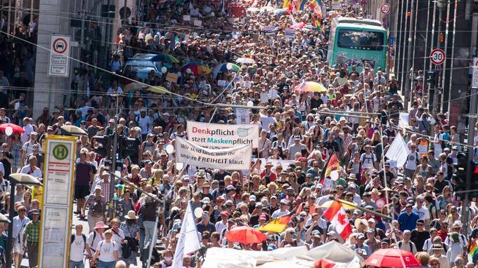 Gut 20.000 Coronaskeptiker gingen in Berlin auf die Straße.