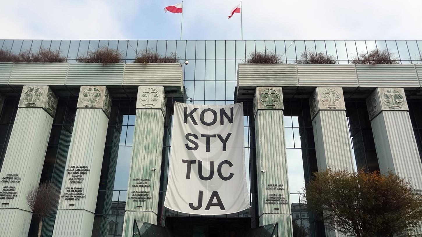Über dem Haupteingang des Obersten Gerichts in Warschau hängt ein Banner mit der Aufschrift "Konsytucja" (Verfassung). Polen droht nun neuer Ärger wegen seiner umstrittenen Justizreform.