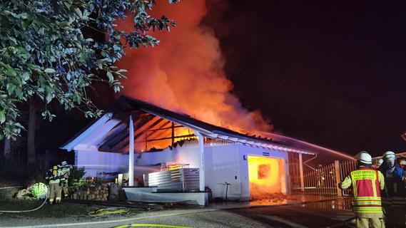 Feuer in Garage: Zwei Fahrzeuge wurden Raub der Flammen Feuer in Garage: Zwei Fahrzeuge wurden Raub der Flammen