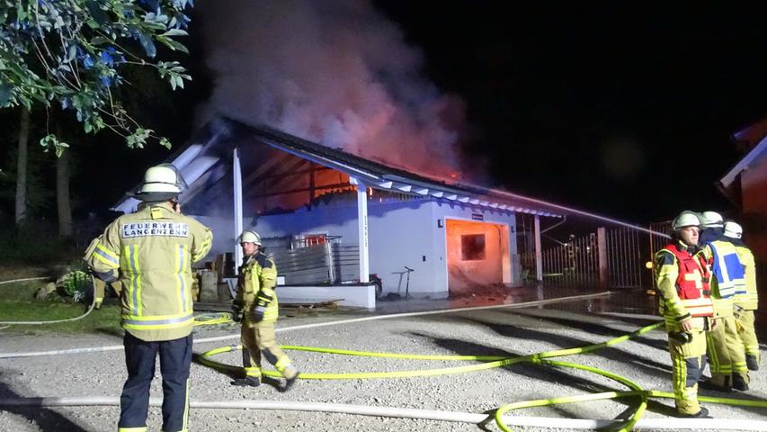 Garage brennt aus: Flammen zerstören zwei Fahrzeuge in Raindorf