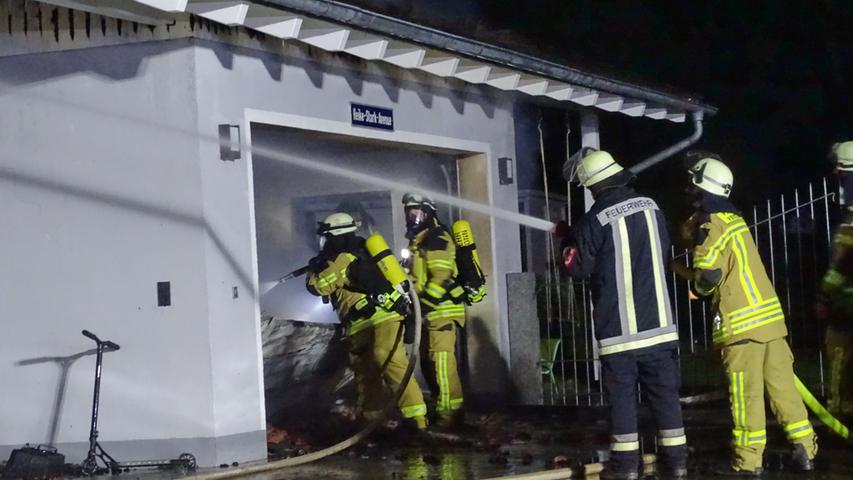 Garage brennt aus: Flammen zerstören zwei Fahrzeuge in Raindorf