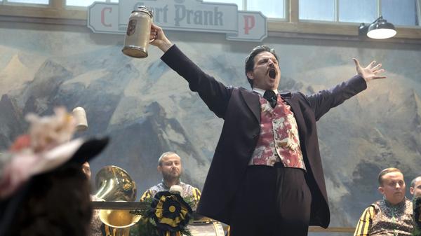 Gesetze und Regeln waren für Georg Lang zwar zuweilen nur „Auslegungssache“. So sehr über Leichen gegangen wie in der im Jahr 2020 ausgestrahlten TV-Serie „Oktoberfest 1900“, in der die prägende Figur des Wiesnwirts Curt Prank stark an Georg Langs Geschichte angelehnt war, ist der Nürnberger aber wohl doch nicht.