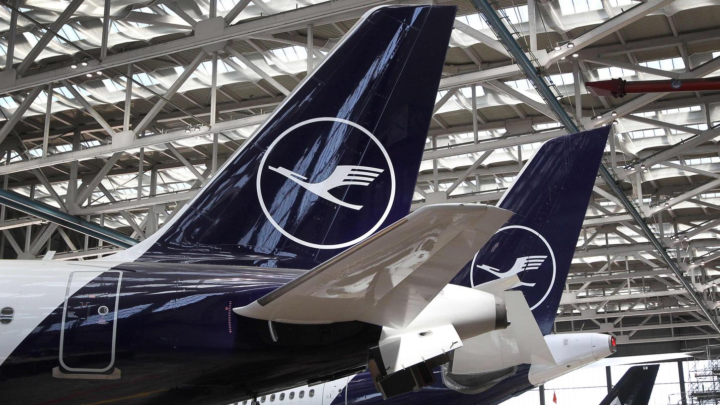 Die Lufthansa hat im zweiten Quartal einen Milliardenverlust hinnehmen müssen. Bei dem geplanten Stellenabbau seien betriebsbedingt Kündigungen auch in Deutschland nicht mehr vermeidbar, hieß es vonseiten des Konzerns.
