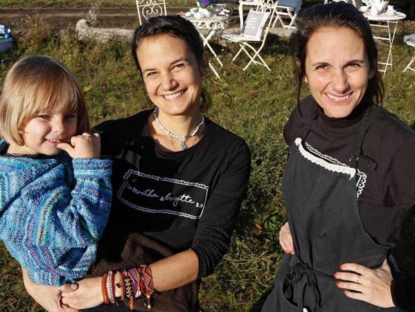 Andrea Maier (rechts) will mit ihrer Schwester Ariane Fitzgerald und ihrem Sohn Luca (links) ins Tiny House ziehen. Grund ist nicht nur die romantische Vorstellung vom Leben im Freien, sondern auch eine „finanzielle Entscheidung“, sagt die 39-Jährige.