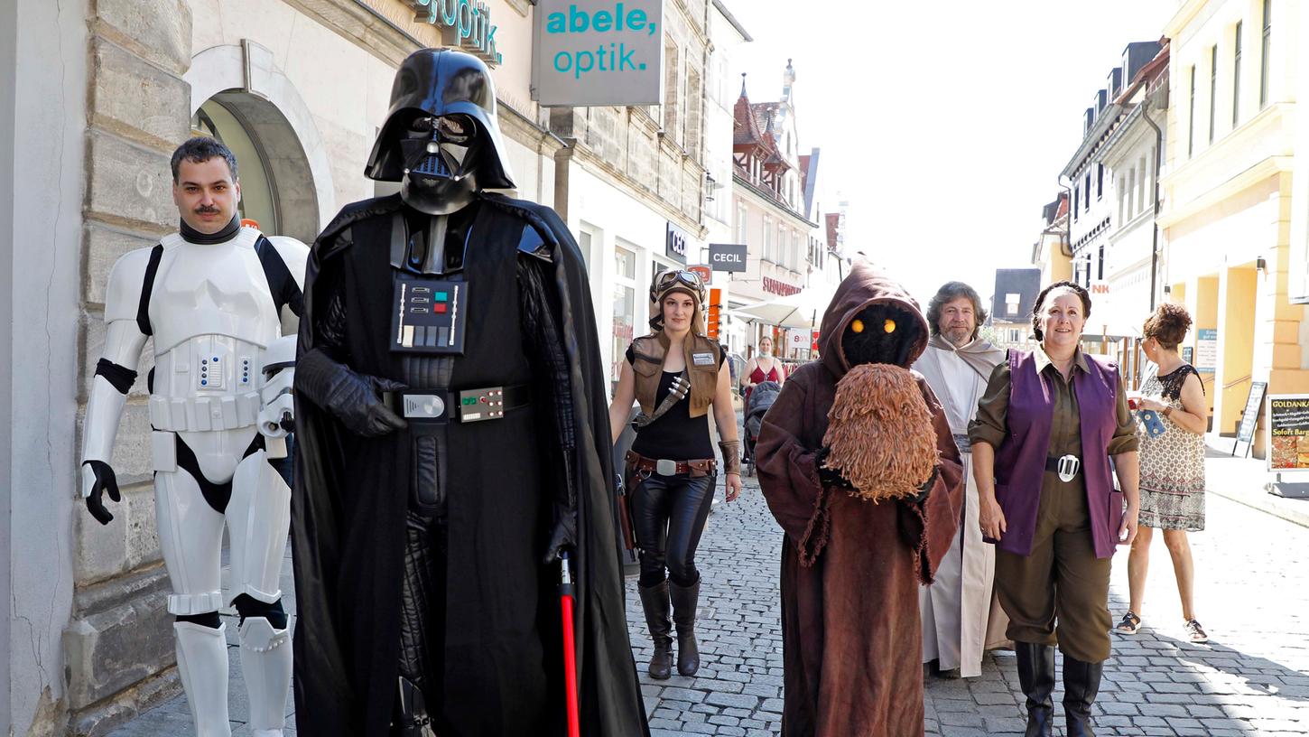 Die Star Wars Figuren Darth Vader, Prinzessin Leia, Obi-Wan "ben" Kenobi und Co liefen am Freitag durch Forchheim.