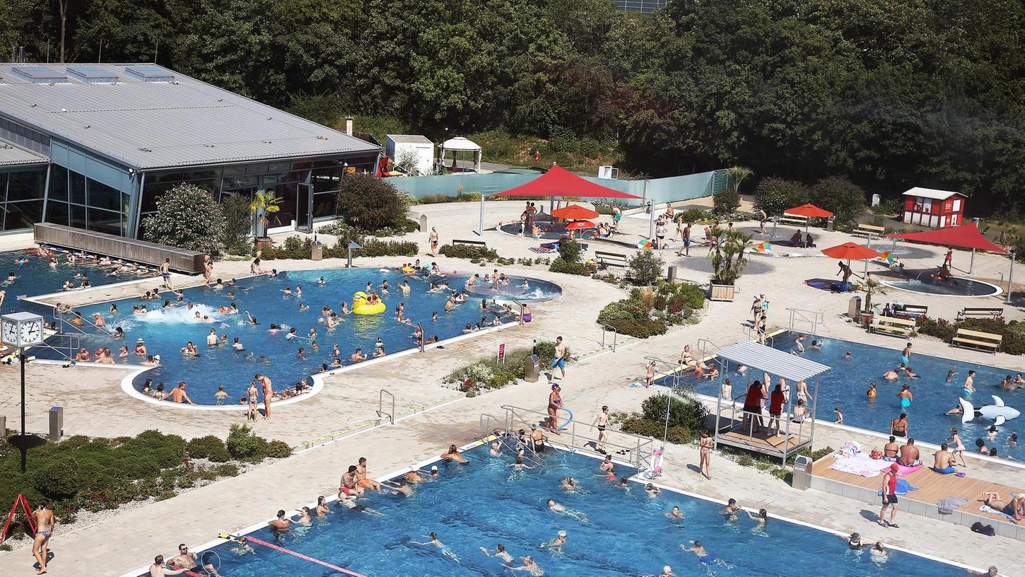 13 Becken, Rutschen, Sauna und Schaumparty: Forchheims Königsbad im Fokus