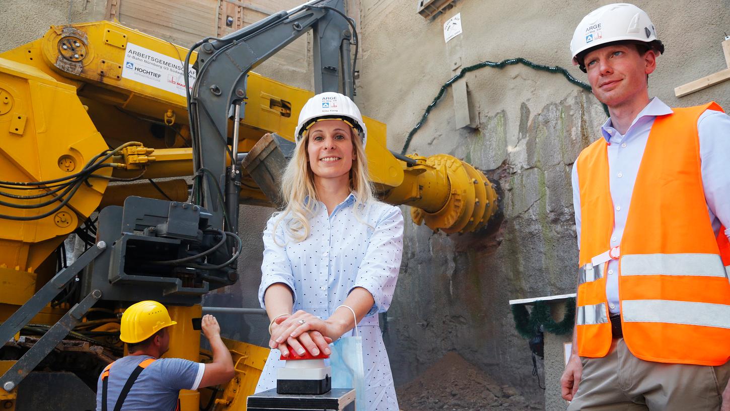 Anke König drückte als Tunnelpatin den Knopf, mit dem die Bohrarbeiten starteten.