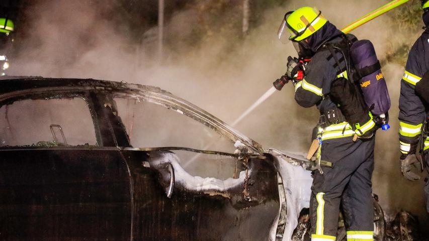 Am frühen Freitagmorgen gegen 4.15 Uhr geriet im Erlanger Stadtteil Eltersdorf eine hochwertige Limousine aus ungeklärter Ursache in Brand.