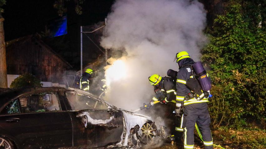 Ein Autofahrer von der A73 meldete, dass Flammen aus einem Fahrzeug am Sportplatz schlugen.