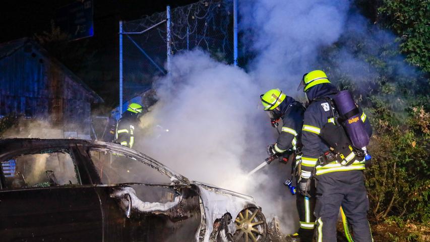 Die eintreffende Eltersdorfer Feuerwehr, unterstützt von Kräften der Erlanger Hauptwache, konnte zwar das Fahrzeug nicht mehr retten, wohl aber ein Übergreifen der Flammen verhindern.
