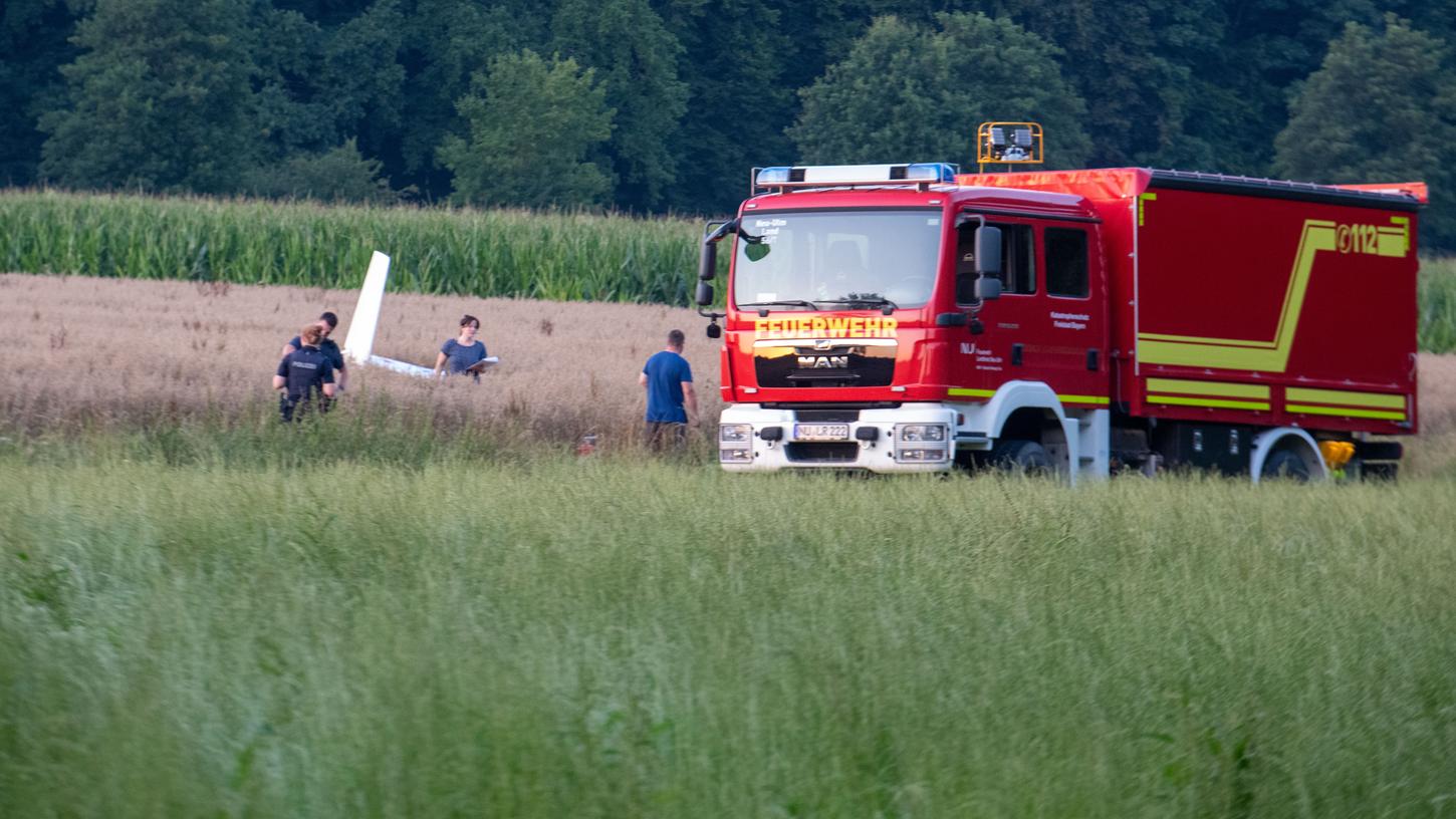  Einsatzkräfte arbeiten an der Absturzstelle von einem Kleinflugzeug in einem Getreidefeld. Durch eine Kollision zweier Kleinflugzeuge ereignete sich der Absturz bei Emershofen, einem Gemeindeteil von Weißenhorn im bayerischen Landkreis Neu-Ulm. 