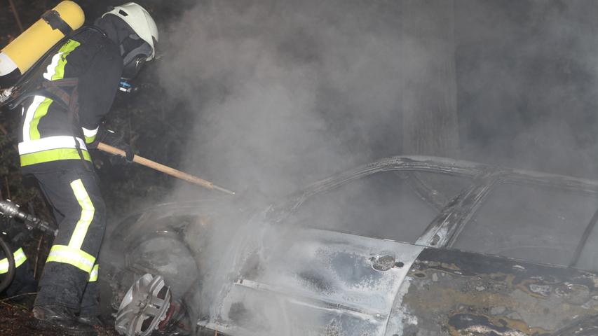 Betrunken von Weg abgekommen: Auto brennt komplett aus