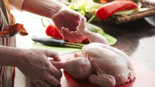 König kocht leidenschaftlich gerne, wenn er dafür die Zeit hat. Seine Spezialität sind Braten. "Gans kann ich gut. Da muss man ja nicht viel machen!"