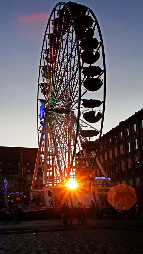 Riesenrad bei Sonnenuntergang: Impressionen von den Nürnberger Sommertagen