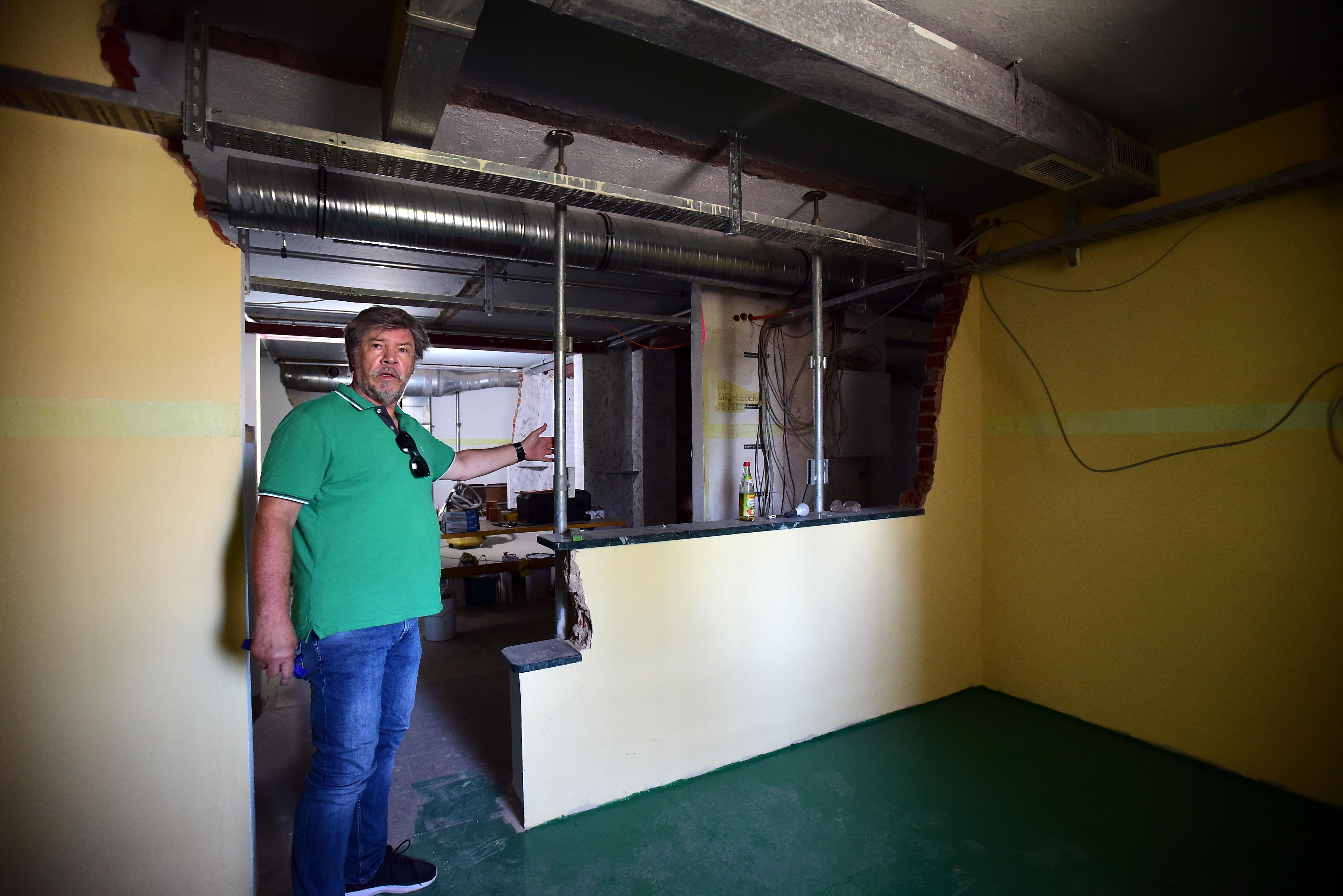 In neu geschaffenen Bereichen werden demnächst wieder die alten Sitzreihen des Bunkers montiert.