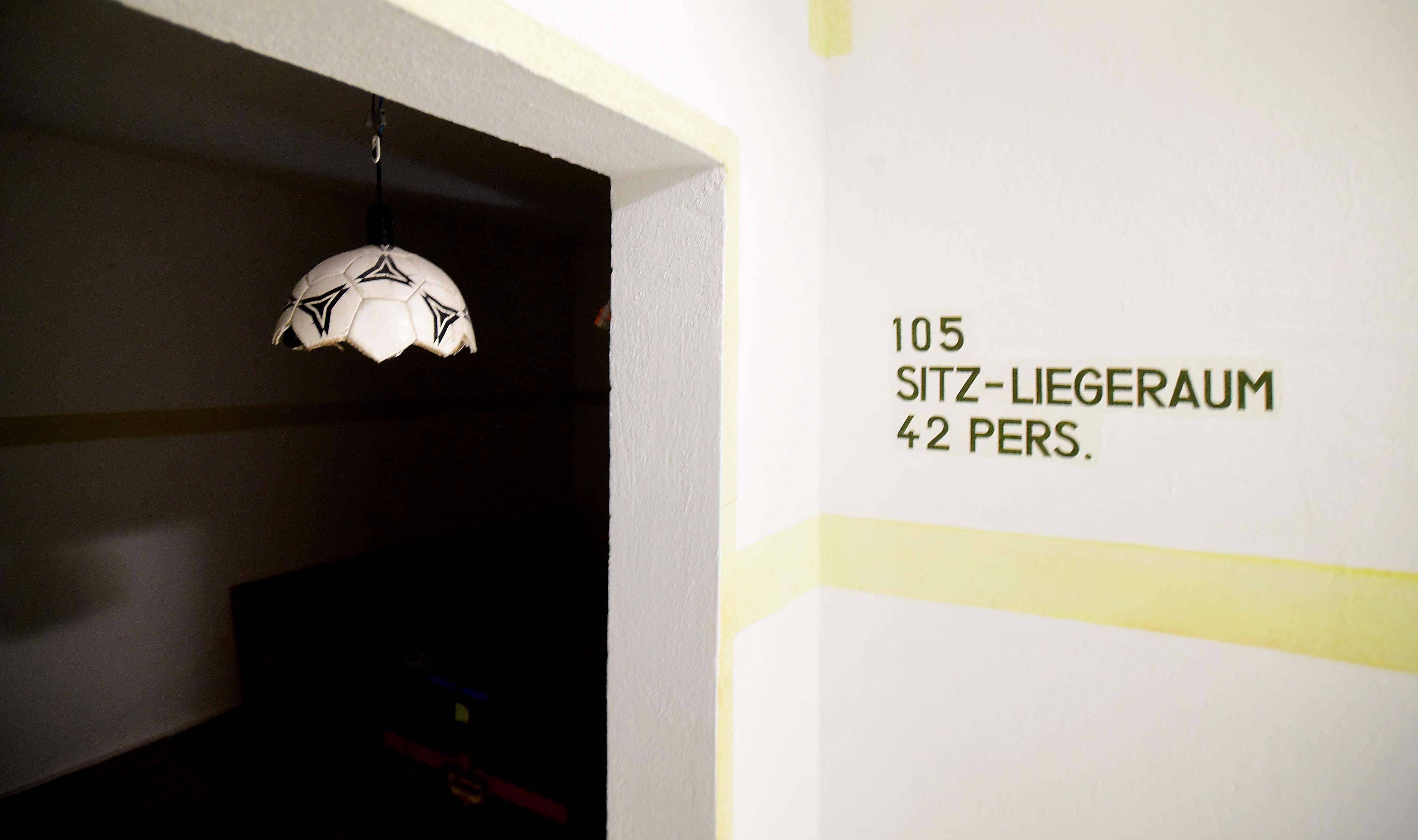 Ein Ball als Lampenschirm zeugt davon, um was es sich hier vor allem drehen wird.