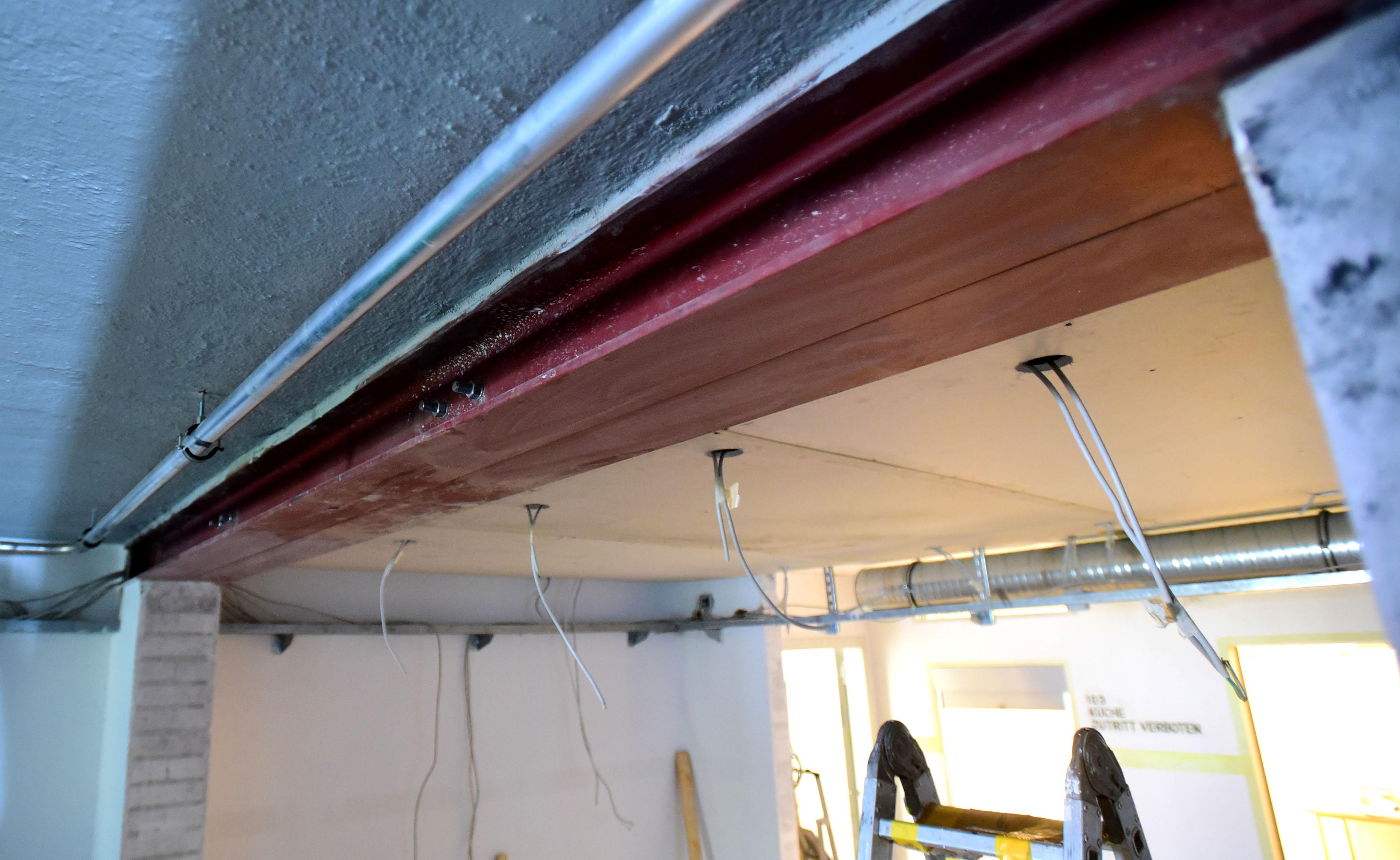 Eine Spezialfirma muss vier Stahlträger mit Brandschutzfarbe streichen. Kostenpunkt: 9000 Euro.