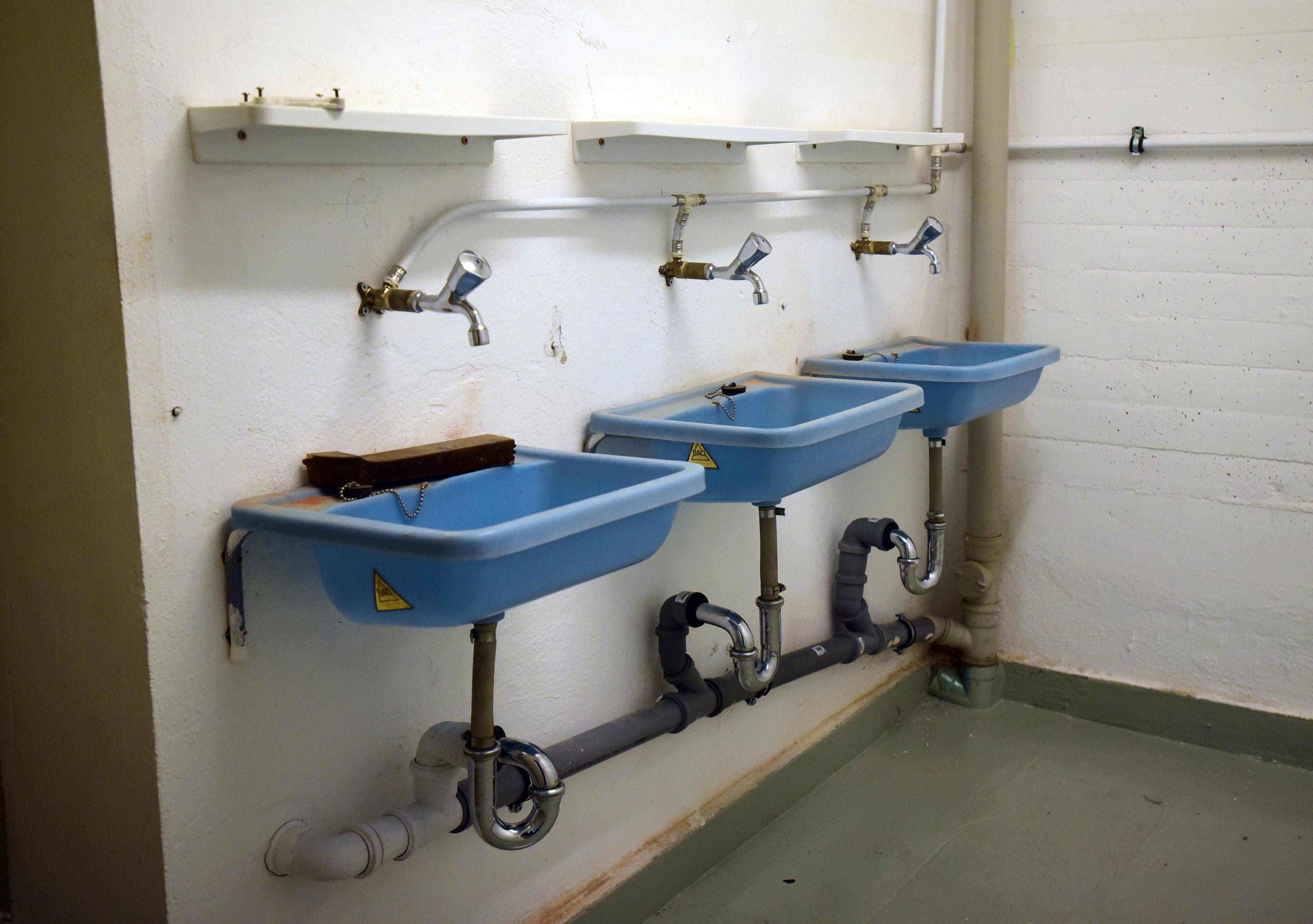 Die Waschbecken bleiben die alten aus der Bunkerzeit, natürlich generalüberholt.