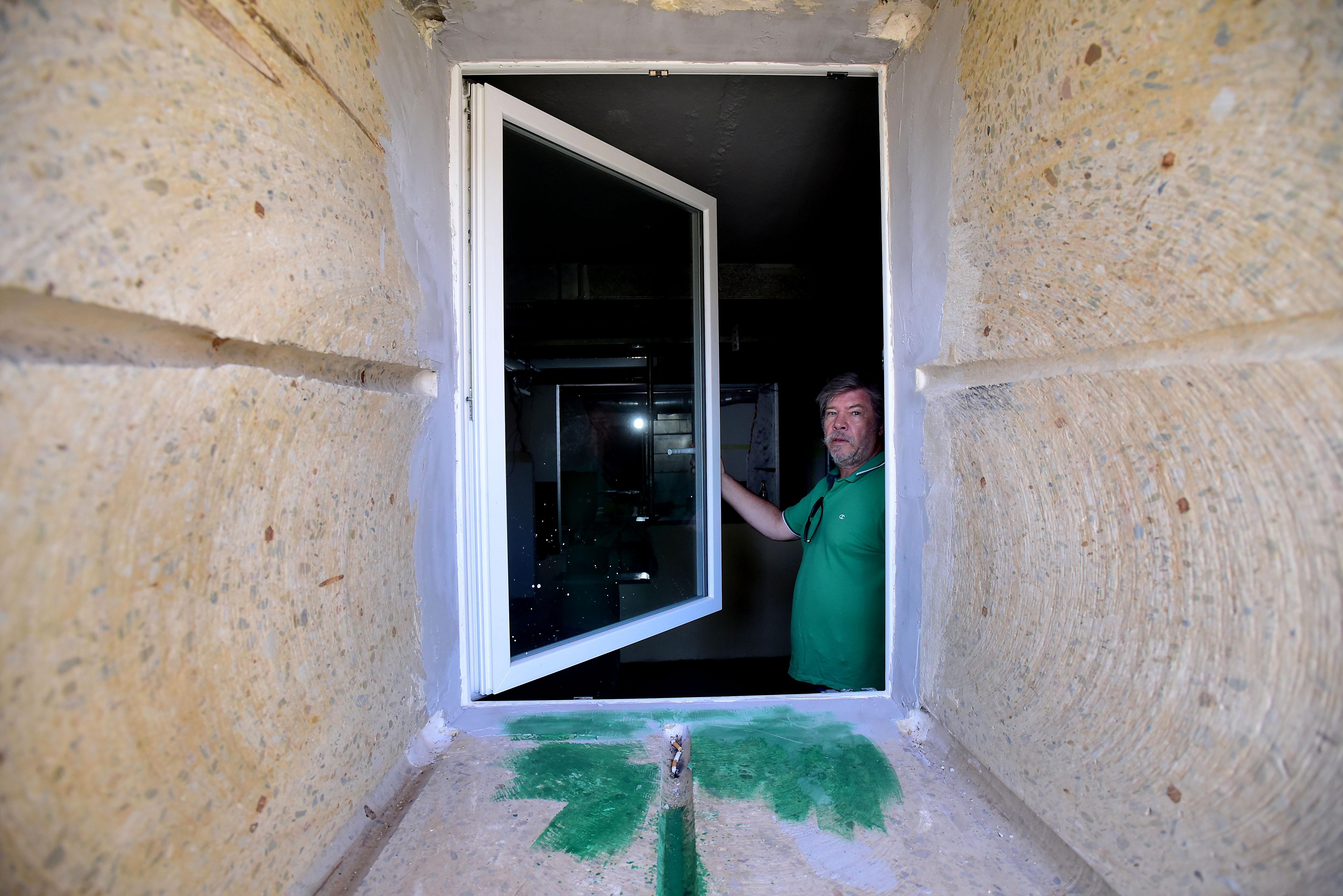 Schwere Brocken wurden aus der Wand gefräst, um neue Fenster zu schaffen und ...