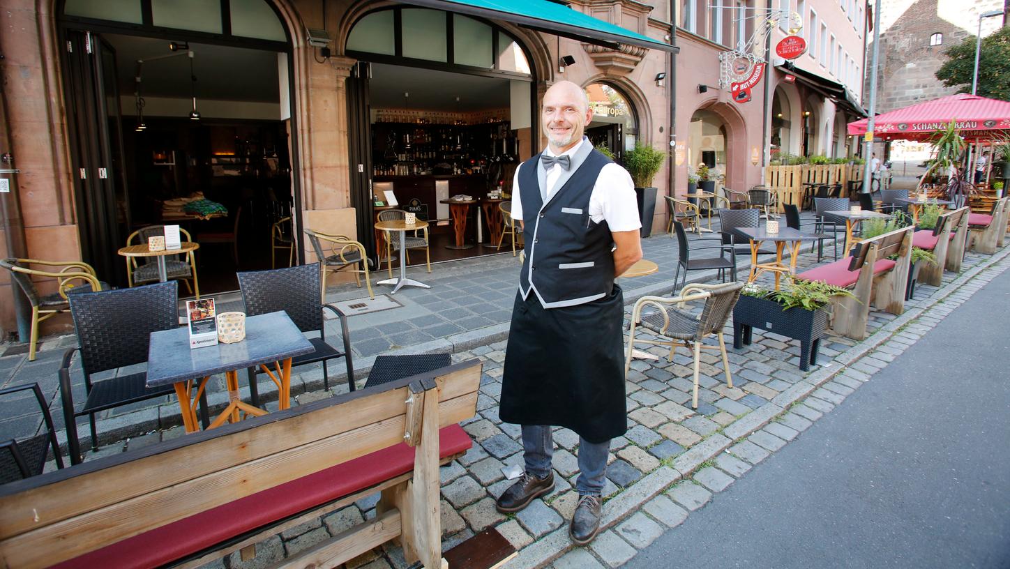 Auch auf der anderen Seite der Inneren Laufer Gasse haben Gastronomen Tische und Stühle auf Parkplätze gestellt. Franz Schmidauer von der "Bar Europa" wünscht sich, dass das dauerhaft so bliebe.